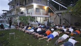 印尼今逮捕103名持台灣護照並在峇里島涉嫌進行網路犯罪的嫌犯。
（圖／美聯社／達志影像）