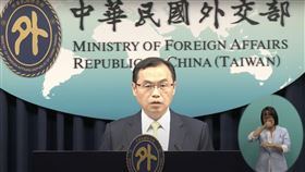 外交部亞西及非洲司長賀忠義。（圖／翻攝自外交部例行新聞說明會直播）
