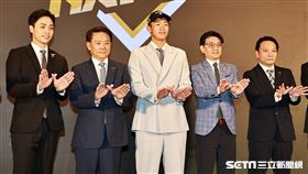 ▲中華職棒35年季中選秀會，台鋼雄鷹球團和選擇的球員宋柏翰合影。（圖／記者劉彥池攝影）