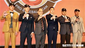 ▲中華職棒35年季中選秀會，統一獅球團和選擇的球員合影。（圖／記者劉彥池攝影）