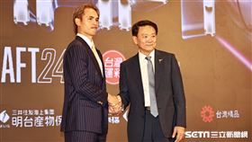 ▲中華職棒35年季中選秀會，台鋼雄鷹總教練洪一中和張奕合影。（圖／記者劉彥池攝影）