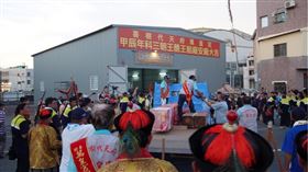 ▲迎接龍骨（圖／翻攝自臺南喜樹萬皇宮三府千歲粉絲專頁）