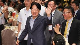 賴總統出席會計師節聯歡晚會　揮手致意總統賴清德（前左）28日晚間在台北出席「第67屆會計師節慶祝聯歡晚會」，向與會者揮手致意。中央社記者謝佳璋攝  113年6月28日