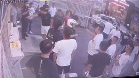 中和拖吊司機、民眾爆發衝突。（圖／翻攝畫面）