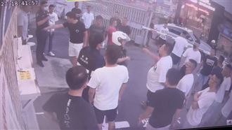 司機拖吊違停爆衝突　推倒6旬婦烙人對質