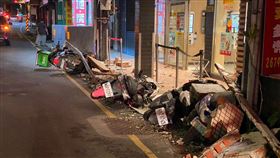 女兒牆突然崩落，造成客人的機車全遭砸。（圖／翻攝畫面）