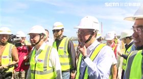 ▲卓榮泰、侯友宜視察淡江大橋設計進度