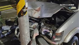疑疲勞駕駛！男突偏移「推撞貨車」撞斷電桿