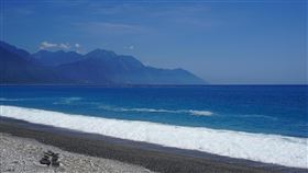 花蓮七星潭為旅行社獎勵金指定景點之一 花蓮縣政府振興觀光，加碼新台幣100萬元補助旅行社餐食費，每家旅行社最高可獲9萬元，5月1日起至12月23日旅行社帶團30人以上，入住花蓮合法旅宿，並前往七星潭（圖）等任一指定旅遊點拍下團體照即可申請。（花蓮縣政府提供）中央社記者張祈傳真  111年12月13日