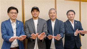 ▲台鋼雄鷹在兄弟飯店和吳念庭簽約。（圖／台鋼雄鷹球團提供）
