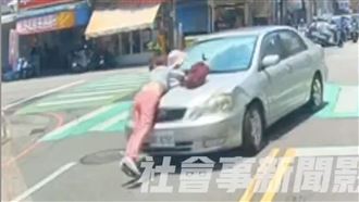 豐原嬤過馬路遭轎車撞飛倒地　驚悚畫面曝