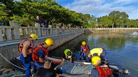 金門莒光湖今天（29日）上午發生一起溺斃意外，有民眾看到莒光湖內疑似有人溺水漂在水面上，警消人員報獲報場救援，發現水中的男子已明顯死亡，警方在附近發現一輛機車車頭有毀損，且湖邊護欄也有撞擊痕跡，詳細事發原因仍待調查釐清。