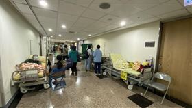 台大醫院急診室與民眾候診情況。（圖／記者簡浩正攝影）