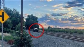 特斯拉開上鐵軌。（圖／翻攝自FB）