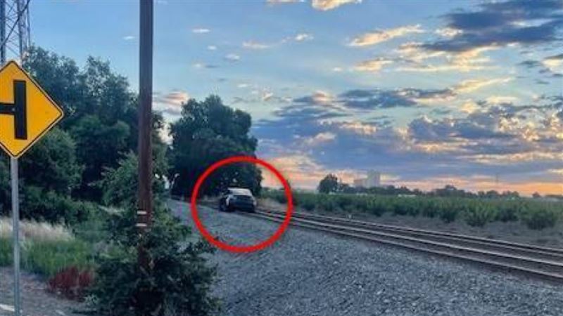 自動輔駕出包？特斯拉「開上鐵軌追火車」
