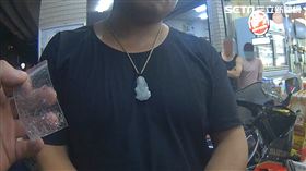 新北蘇男載送友人去夜市，因友人未戴安全帽遭盤查。（圖／翻攝畫面）