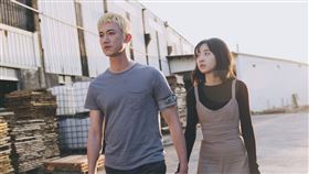 吳慷仁和李沐在《塑膠花》中成為亡命天涯的命運共同體。（圖／Hami Video提供）