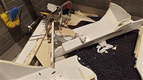 一男一女客人把起手台弄壞。（圖／翻攝自爆料公社二社）