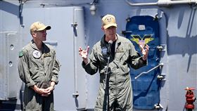 美軍指揮官強調盟友信任關係美軍第一航艦打擊群指揮官沃許（Michael Wosje）（右）、卡爾文森號艦長湯瑪斯（Matthew Thomas）（左）接受媒體訪問，強調信任無價，「需要朋友之前，要先認識朋友」；透過環太平洋演習，美軍與盟友建立信任關係。中央社特約記者Edward Bungubung攝 113年6月29日