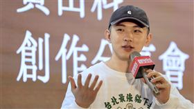 台北國際書展　黃山料暢聊新書創作點滴2024台北國際書展倒數第2天展出，現場依舊活動滿檔，24日下午在主題廣場由作家黃山料（圖）和讀者分享交流，暢聊新書「心很小 裝喜歡的事就好」創作點滴。中央社記者王飛華攝  113年2月24日