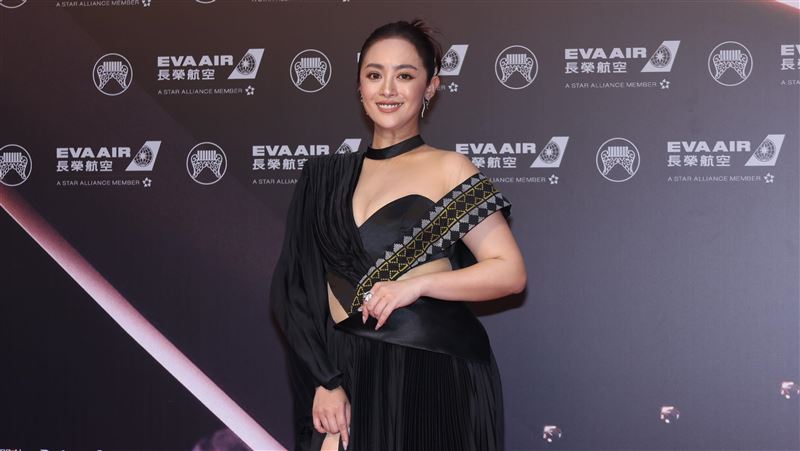 舞思愛擠爆美胸！族人「撒魚網撈獎」助陣