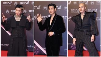金曲3帥全身黑各展風格！周興哲開深V露胸