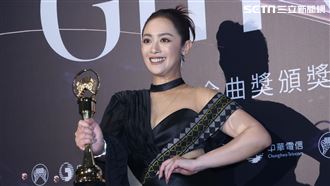 舞思愛奪金曲歌后疑有孕！曝老公甜蜜獎勵