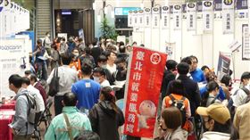 北市今於市政大樓1樓中庭舉辦「百工百業，飛黃騰龘」，徵才逾2000人。（圖／北市府勞動局提供）