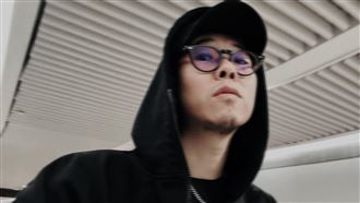 中國歌手代領人說8字就下台　魏如萱尷尬