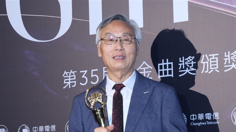 「神曲製造者」獲貢獻獎　苦海女神龍祝賀