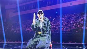 熱狗下跪道歉。（圖／翻攝畫面）