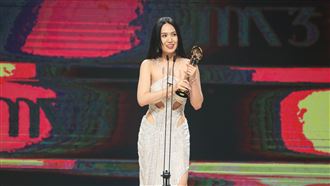 孫盛希奪華語女歌手！出道十年意義重大