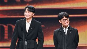 ▲去年遭艾怡良頒錯獎，陳建騏（右）、陳建瑋合體。
（圖／台視提供）
