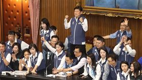 藍白立委占領主席台立法院會17日將處理國會改革相關法案，國民黨和民眾黨立委一早搶占主席台，試圖確保議事能順利進行。後中為國民黨立法院黨團總召傅(山昆)萁。中央社記者謝佳璋攝  113年5月17日