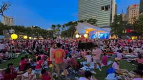 新加坡粉紅點聲援LGBTQ  人潮絡繹不絕聲援同性戀、雙性戀和跨性別戀愛自由的新加坡「粉紅點」活動29日在新加坡芳林公園登場，活動從下午到晚上，人潮不減。中央社記者吳昇鴻新加坡攝  113年6月29日