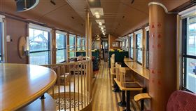 日本秋田由利高原鐵道獨有的觀光玩具列車，路線是從羽後本莊到矢島站，沿途可看見鳥海山，抵達矢島站後還有活招牌松子奶奶熱情迎接。（圖／記者楊晏琳攝影）