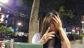 人氣直播主五月疑似因身體不耐連日高溫，竟出現中暑症狀，當場崩潰向路人求救。（圖／翻攝畫面）