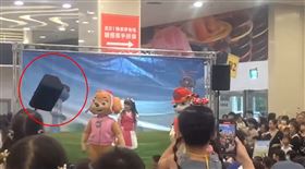 突然掉落的音箱直接擊中女童頭部，場面相當驚悚。（圖／翻攝畫面）