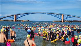 泳渡澎湖灣登場（1）「2024泳渡澎湖灣」活動30日登場，來自國內外的游泳好手下水挑戰，同場競技。中央社 113年6月30日