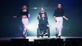 陶晶瑩坐輪椅登場。（圖／華貴娛樂提供）