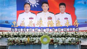 賴清德總統今（30）日頒發海軍二五六戰隊海虎軍艦士官長林俊榮、顏辰帆、張晁毓褒揚令。（圖／總統提供)