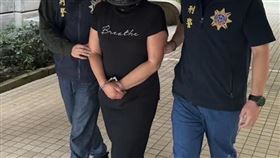 澳洲婦攜毒入台遭逮起訴  網路出現聲援連署一名澳洲籍女子民國112年12月間涉嫌從馬來西亞攜帶毒品來台遭查獲，桃園地檢署依毒品罪嫌起訴，案發後，在網路有人稱女子未犯下相關罪行，並發起聲援請願連署行動。圖為女子112年遭航警局移送。（航空警察局提供）中央社記者吳睿騏桃園傳真  113年5月18日