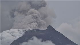 印尼東部佛羅雷斯島（Flores Island）上的勒沃托比拉基拉基火山（Mount Lewotobi Laki-Laki）6月14日噴發畫面。（圖／美聯社／達志影像）