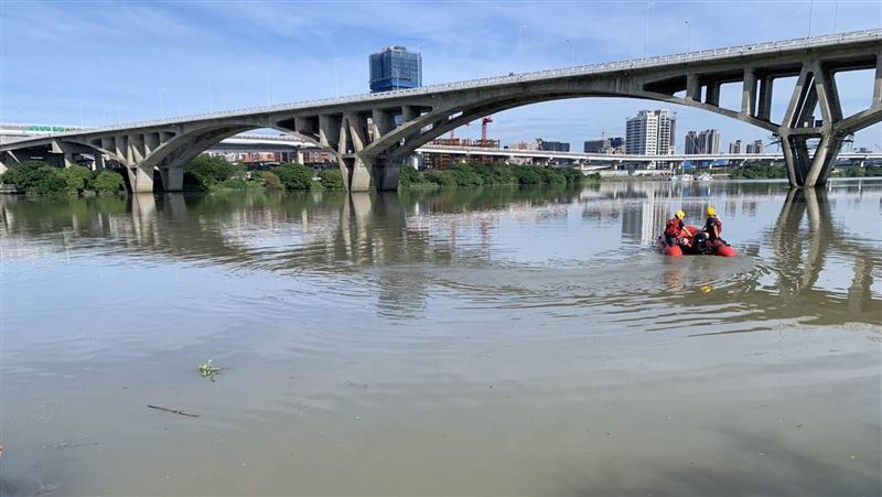 華江橋1人溺水沉入水中　警消搜救中