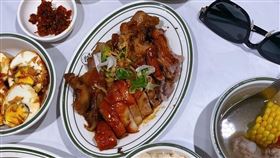 胡先生與妻子到知名燒臘店用餐吃到針頭，兩人當天點燒臘拼盤。（圖／胡先生提供）