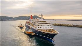 日本丸郵輪迎晨曦進港；蘇澳港旅運中心啟用，出席官員由左至右分別為：蘇澳鎮李明哲鎮長、航港局葉協隆局長、臺灣港務公司李賢義董事長、交通部李孟諺部長、立法院陳俊宇委員、陳歐珀顧問、宜蘭縣政府工旅處李東儒處長)。