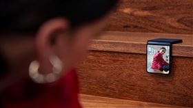 不用掀開手機，也能使用motorola razr 50 Ultra 4吋超大外螢幕即時傳訊、導航、聽音樂、電子支付等多元情境，無須腳架即可多元角度進行拍攝。（圖／電信業者提供）
