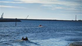 外送員台中港疑戲水失聯 消防海巡聯手搜尋1名外送員26日下午騎車到台中港中南一路及南橫八路口，疑因下海戲水失蹤，警消合力出動搜尋，海巡署也加入救援，因天色黑暗，將於27日上午繼續展開搜索。（民眾提供）中央社記者趙麗妍傳真  113年6月26日