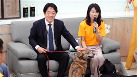 賴總統決定認養斷肢毛孩「斑斑」總統賴清德（左）30日參加屏東縣動物之家揭牌，在與狗狗互動時，發現1隻少了左前肢的毛孩「斑斑」，因感受到其渴望且熱情的眼神，決定搬進官邸後就領養牠。中央社記者李卉婷攝  113年6月30日