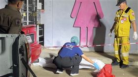 泰國一名19歲少年沉迷打電動，在美食街廁所吐血暴斃。（圖／翻攝thairath）